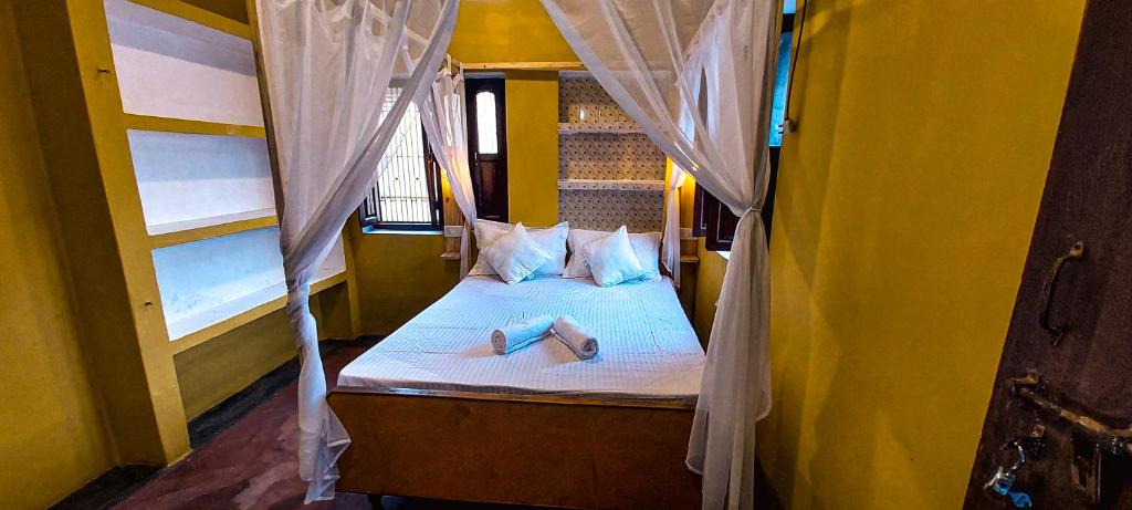 - une chambre avec un lit et 2 serviettes dans l'établissement ILIKA STAYS (DASHASHWAMEDH GHAT), à Varanasi