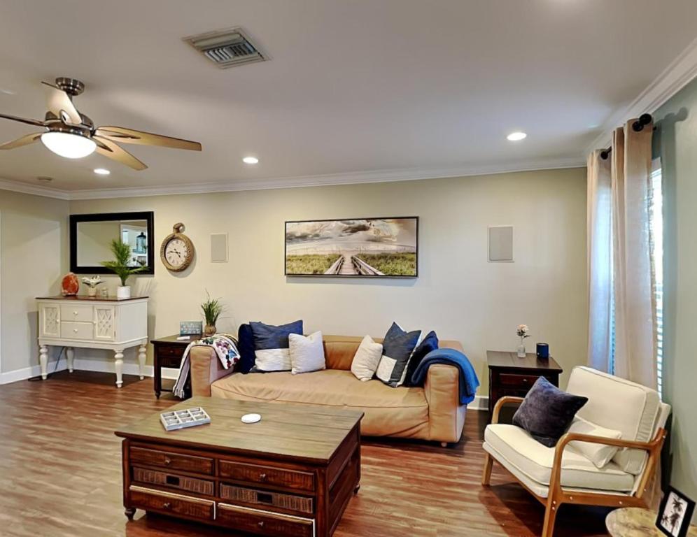 ein Wohnzimmer mit einem Sofa und einem Tisch in der Unterkunft The Sea Star in Fort Myers