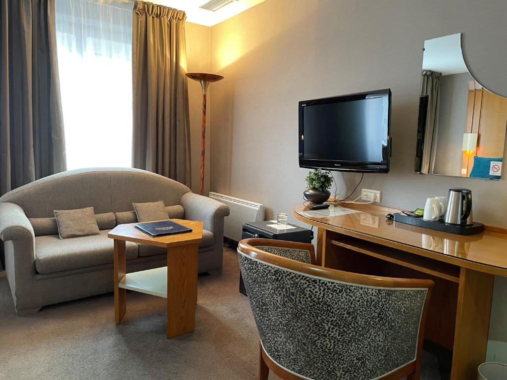 TV a/nebo společenská místnost v ubytování Hôtel EUROPE