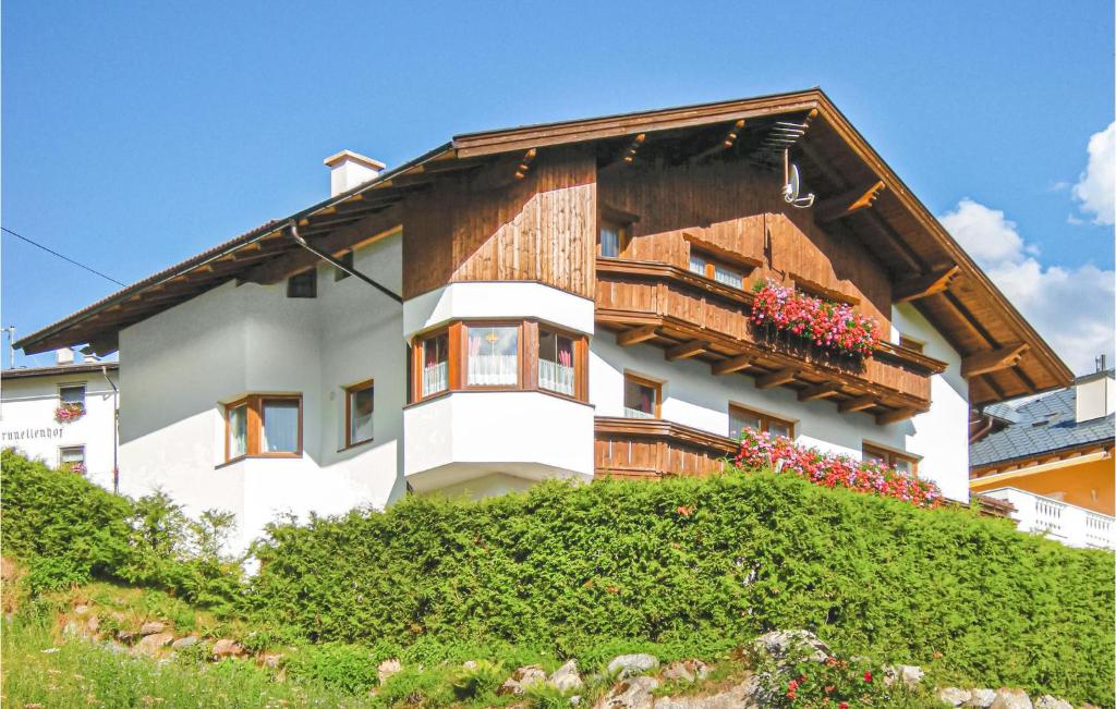 uma casa com uma varanda no topo de uma colina em Beautiful Apartment In Kappl With 2 Bedrooms And Wifi em Kappl