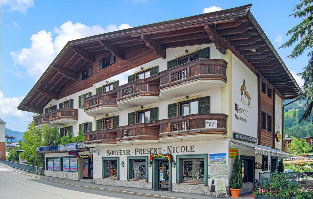 - un bâtiment avec balcon sur le côté d'une rue dans l'établissement Nice Apartment In Kirchberg With 1 Bedrooms, à Kirchberg in Tirol