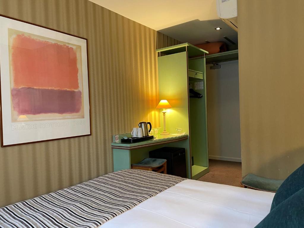 Postel nebo postele na pokoji v ubytování Hôtel EUROPE