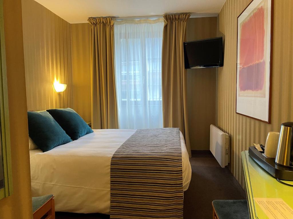 TV a/nebo společenská místnost v ubytování Hôtel EUROPE