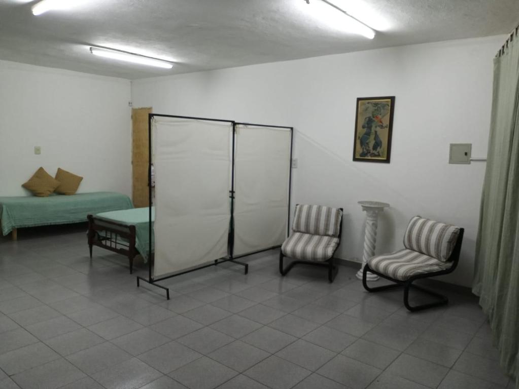 a hospital room with two chairs and a table at B&B Luján de Cuyo in Ciudad Lujan de Cuyo