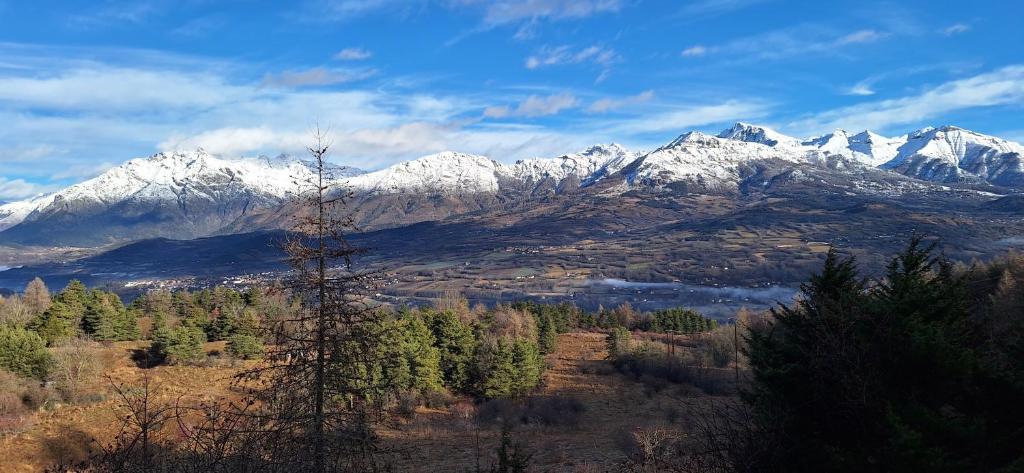 een bergketen met besneeuwde bergen in de verte bij Le Chamois 2 in Laye