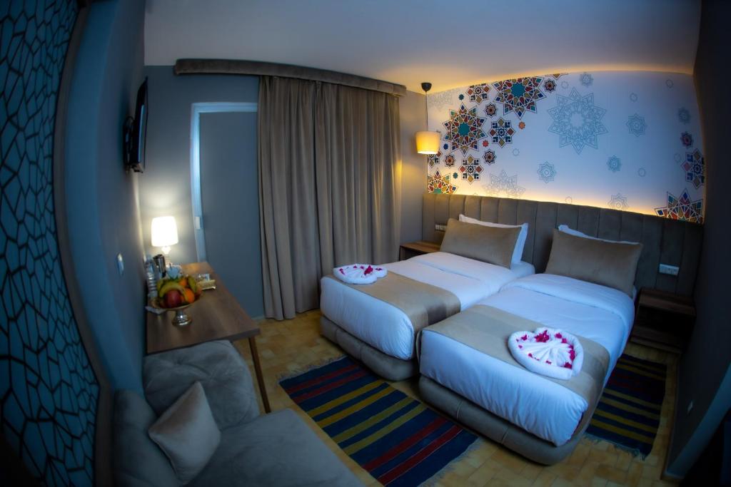 Postel nebo postele na pokoji v ubytování RS Hotel Karam Palace