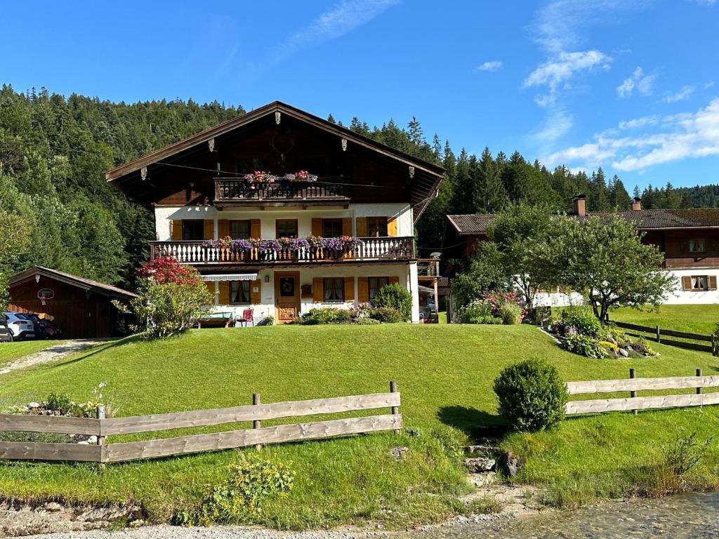 una casa grande con una valla delante en Ferienwohnung Sennhofer, en Glashütte