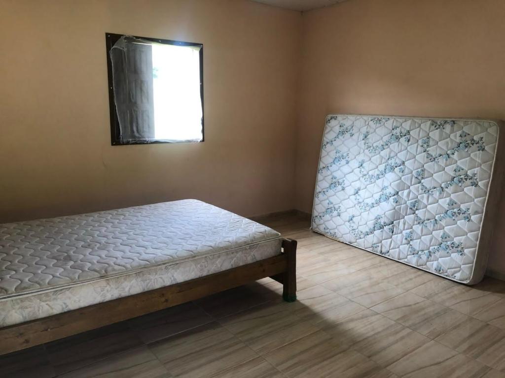een slaapkamer met een bed en een raam bij Rancho Nova Esperança 