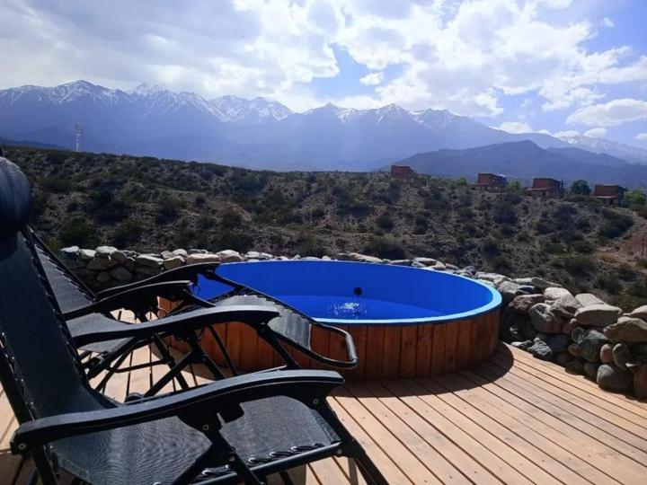 bañera de hidromasaje en una terraza con silla en Revolucionarte.Potrerillos en Potrerillos