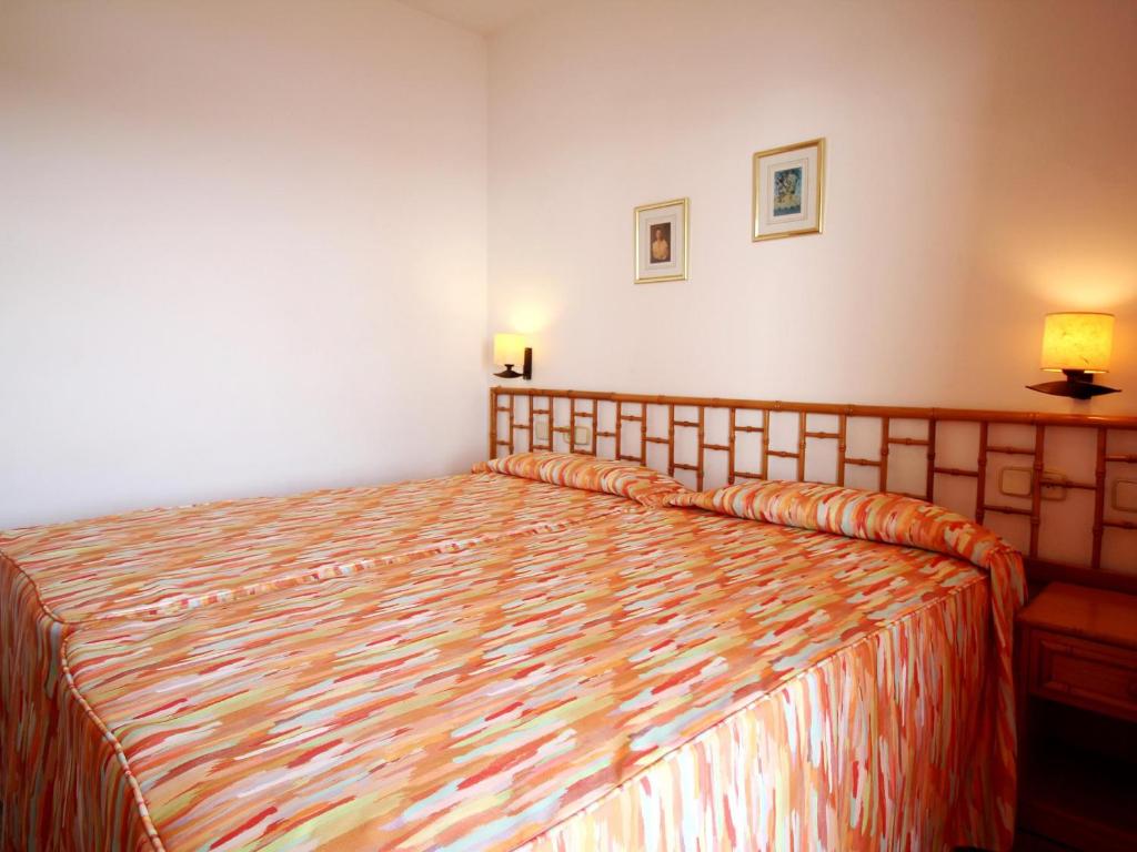 Posteľ alebo postele v izbe v ubytovaní BELLAMAR C - Casa adosada para 10 personas en primera línea de mar en Llançà. - ES-228-18