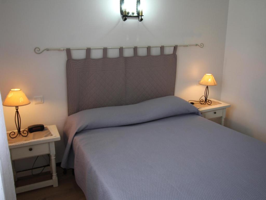 A bed or beds in a room at BRAMANT 5 - Primera planta con terraza, vistas al mar y parking. - ES-228-77