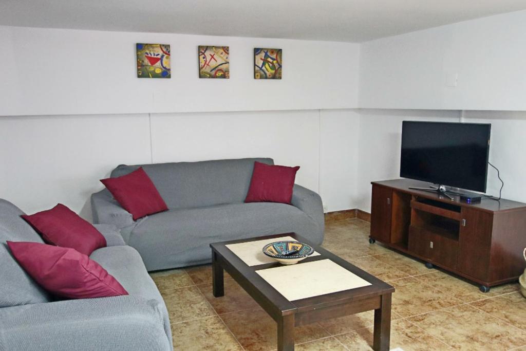 TV a/nebo společenská místnost v ubytování TESS Villa Paradise