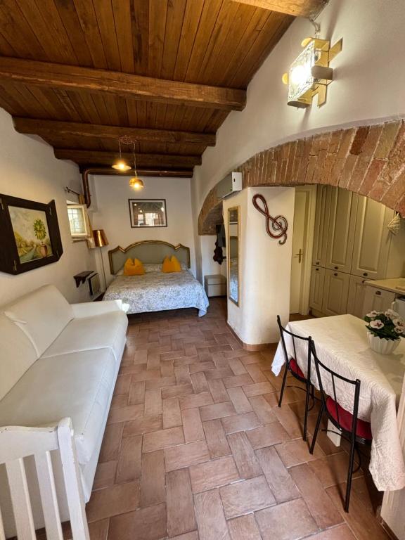 een slaapkamer met een bed en een bank in een kamer bij LA SUITE in Spoleto