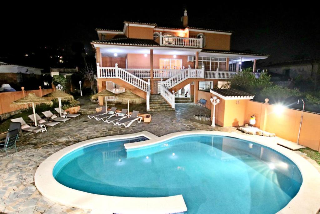 Bazén v ubytování TESS Villa Paradise nebo v jeho okolí