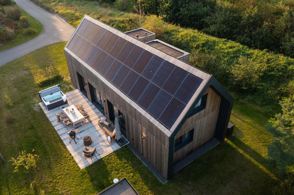 una vista aérea de una casa con techo solar en Roodewoud en Rolde