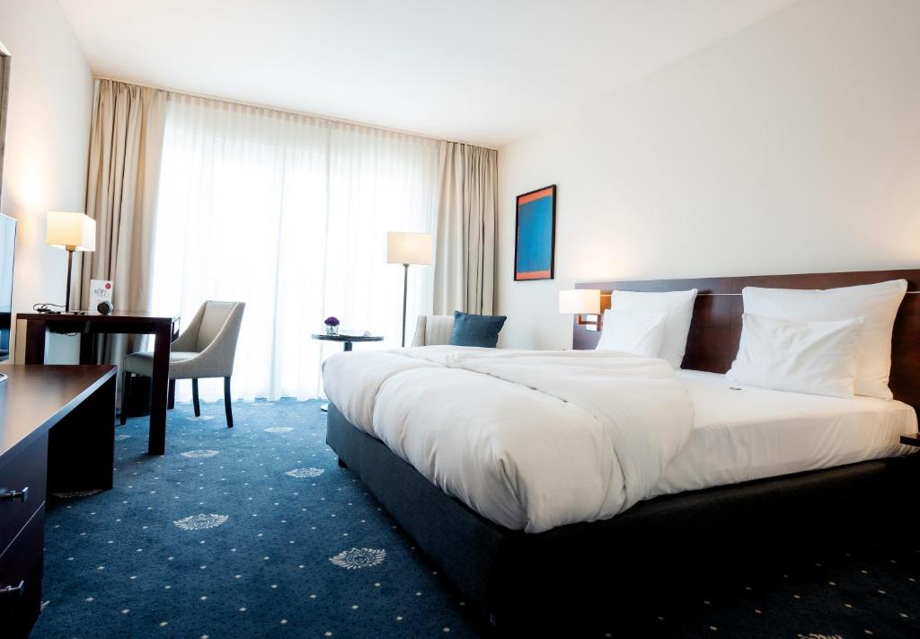 Ein Bett oder Betten in einem Zimmer der Unterkunft Hotel Vier Jahreszeiten Starnberg