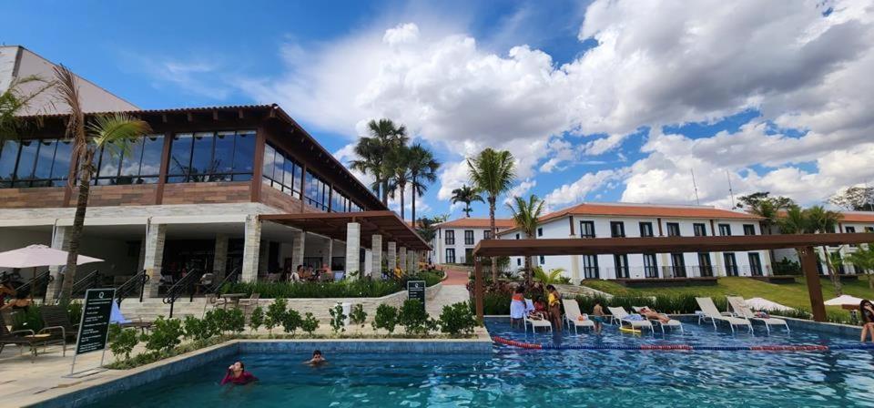un complejo con piscina frente a un edificio en Hotel Quinta de Santa Bárbara Eco Resort, en Pirenópolis