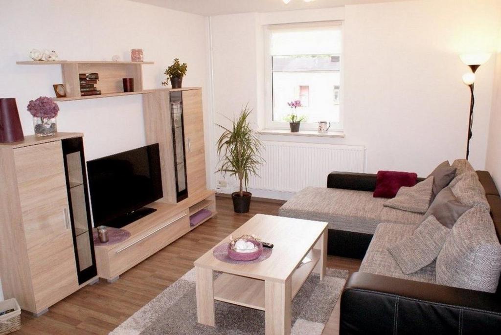 uma sala de estar com um sofá e uma televisão em Evers - ABC43 em Wismar