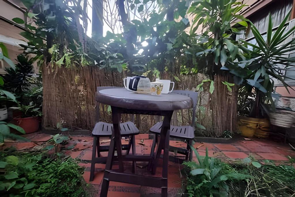 una mesa en medio de un jardín en Casa Jardín Macondo en Medellín