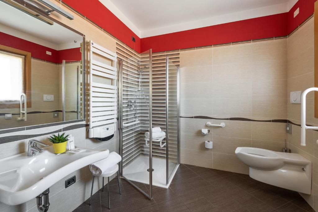 Koupelna v ubytování Kairos Garda Hotel
