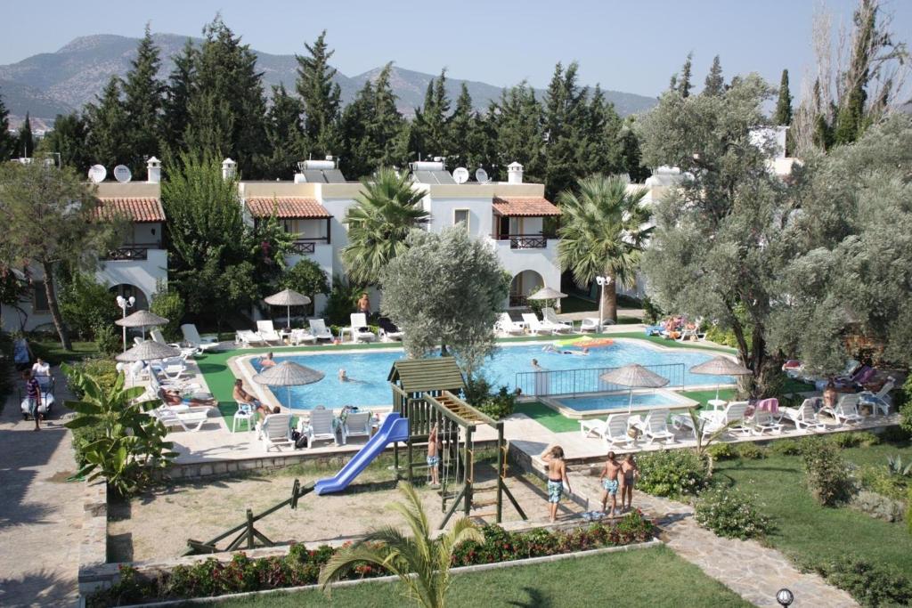 a view of the pool at a resort at Toloman Bitezpark Apartments in Bodrum City
