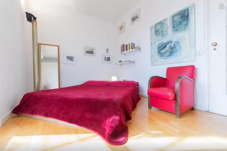 Un pat sau paturi într-o cameră la Central Room con terrazzo e bagno privato, clima