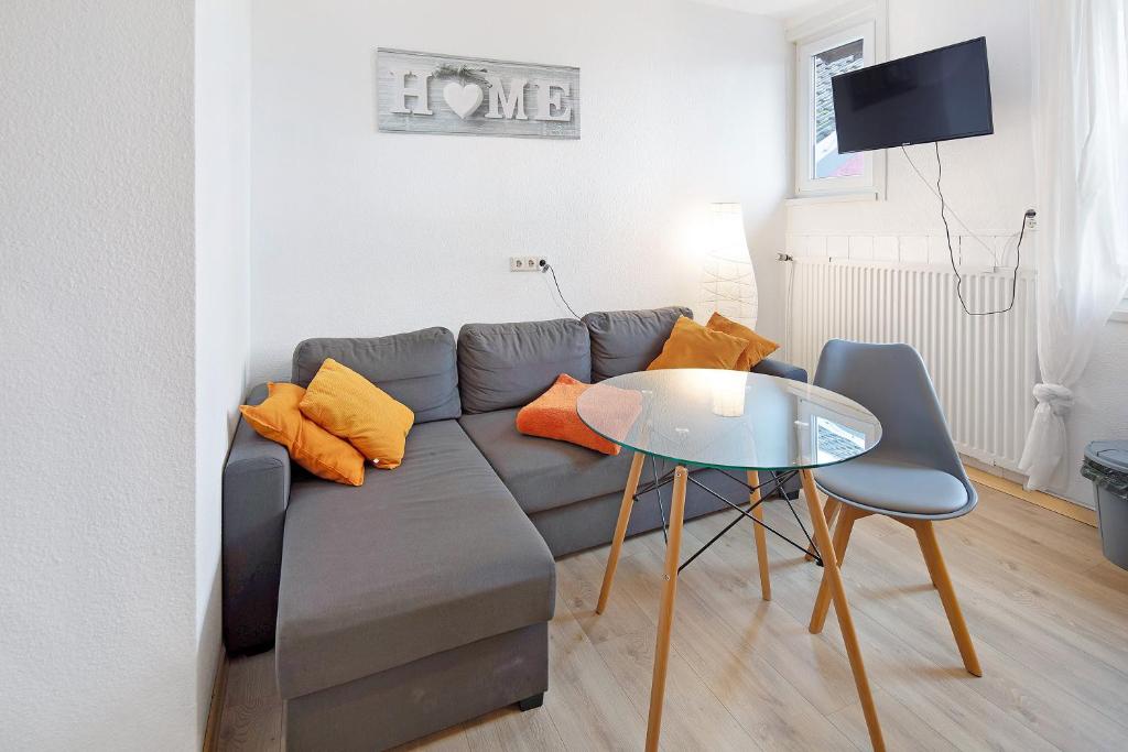 a living room with a couch and a table at Vogelsberger Bett 5 die 1 in Alsfeld