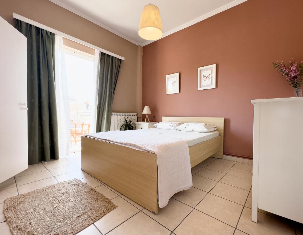 Postel nebo postele na pokoji v ubytování Spacious & Bright flat with balcony