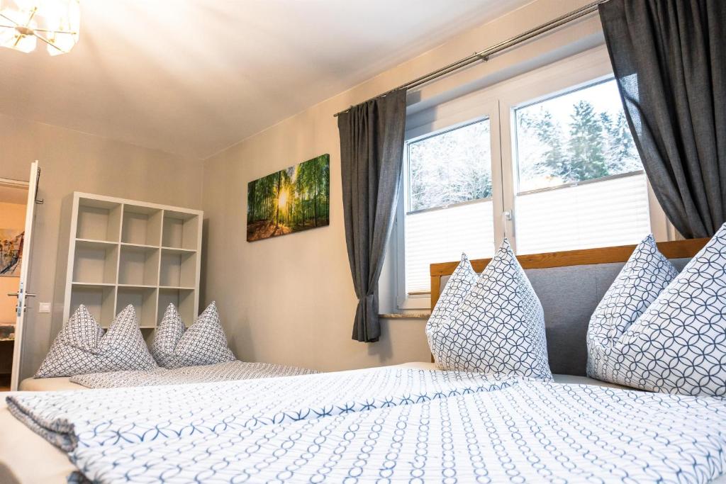 una camera da letto con due letti e una finestra di Real Top 1 a Keutschach am See