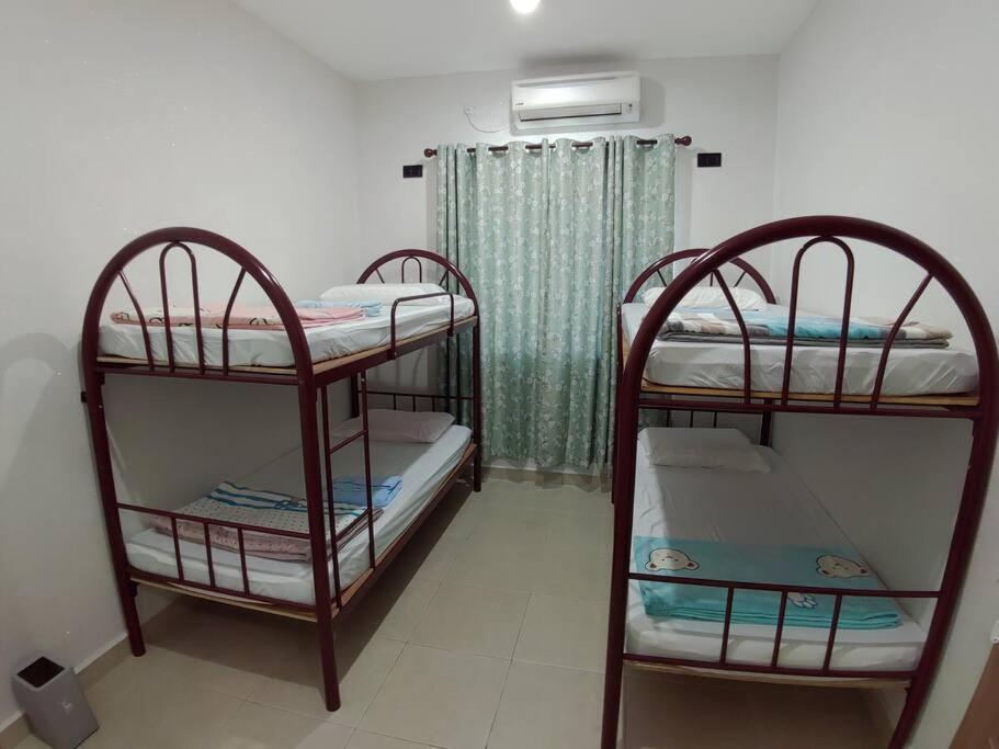 Postel nebo postele na pokoji v ubytování Kota Kinabalu Four Seasons Homestay 沙巴亚庇四季小屋