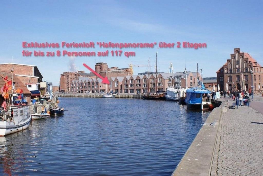 - une vue sur une rivière avec des bateaux dans une ville dans l'établissement Hafenpanorama - ABC173, à Wismar