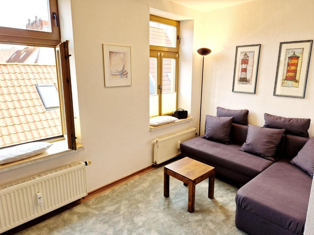 - un salon avec un canapé et une table dans l'établissement Glockenspiel - ABC357, à Wismar