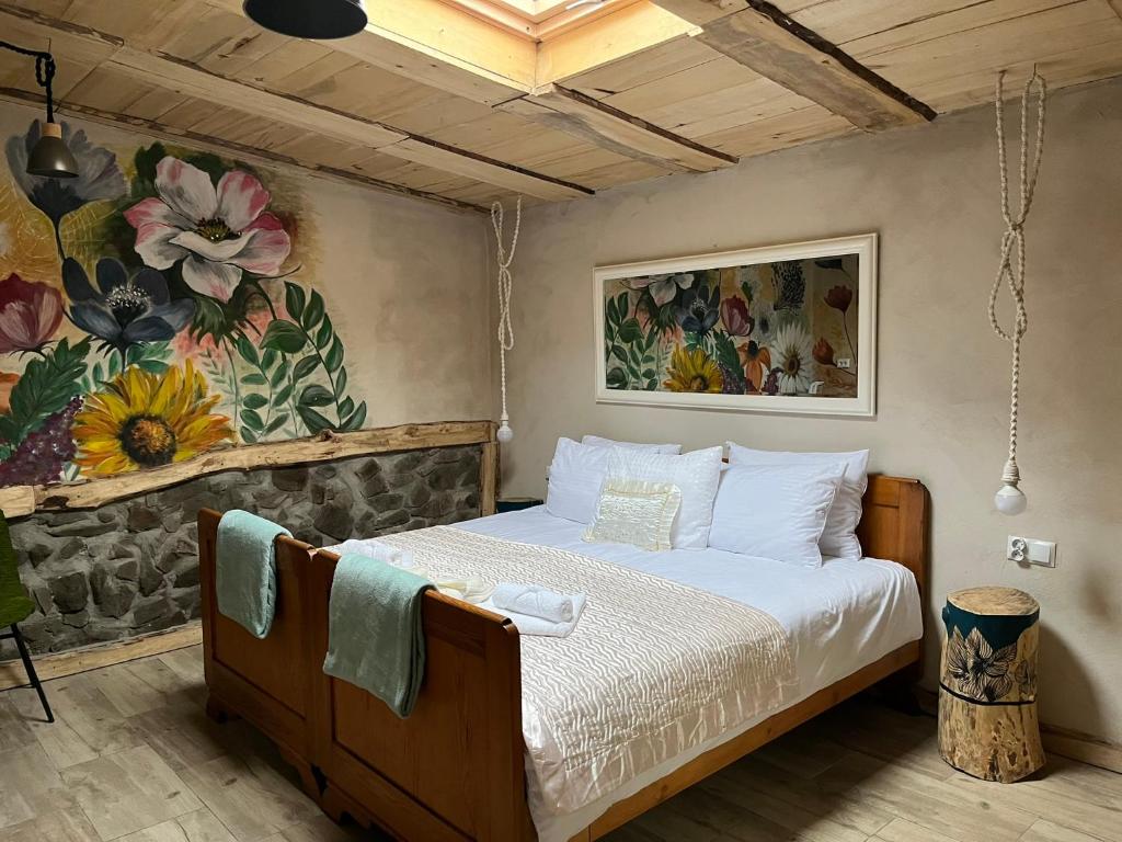 een slaapkamer met een bed met een schilderij aan de muur bij Wąkop 6 Agroturystyka Eco in Nowa Słupia