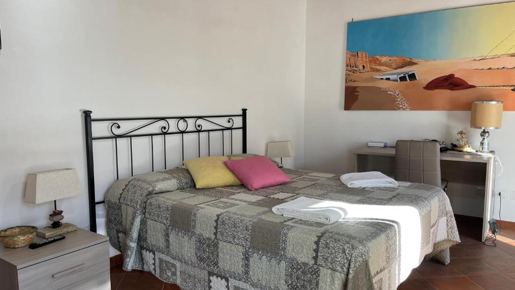 1 dormitorio con cama y escritorio en Maria Lai 4 pax + 1 letto supplementare, en Giuliano di Roma