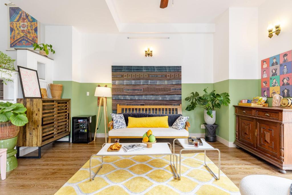 ein Wohnzimmer mit Couch und Kamin in der Unterkunft Villa De Pastry Vesta Collections in Ho-Chi-Minh-Stadt