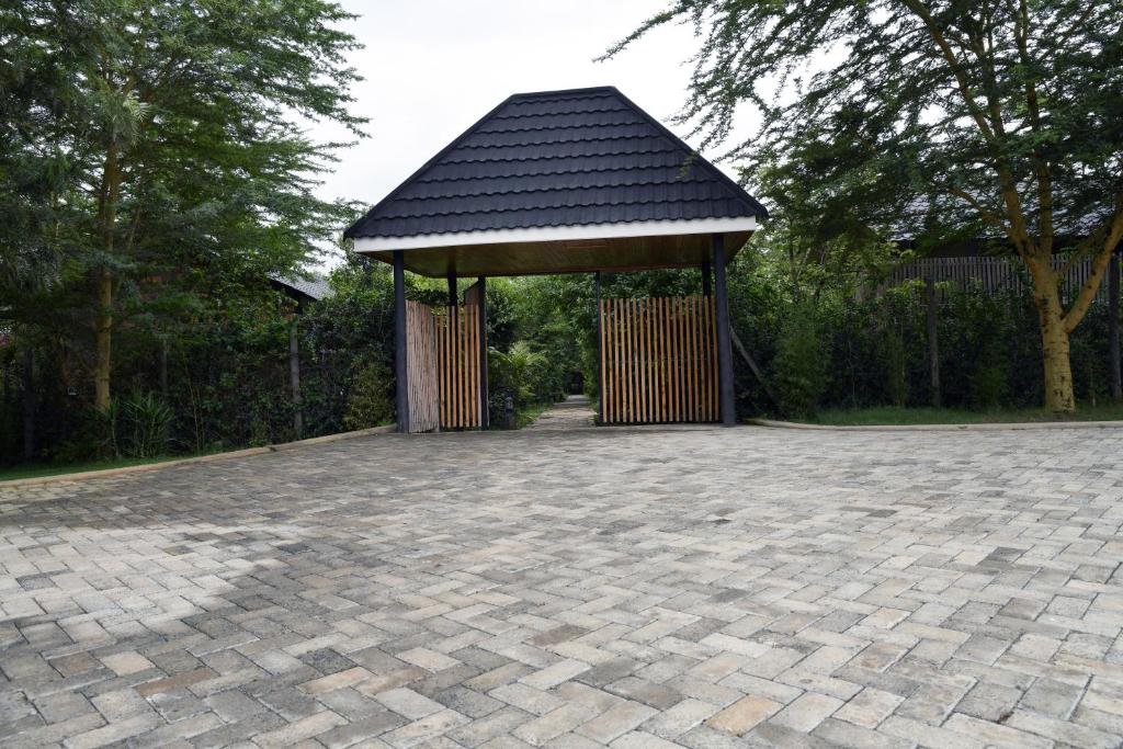 - un kiosque avec un pavillon dans un parc dans l'établissement Ol Muteita Lodge, à Nakuru