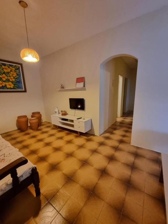 聖佩德羅－達阿爾德亞的住宿－Daldeia，带电视的客厅和瓷砖地板。