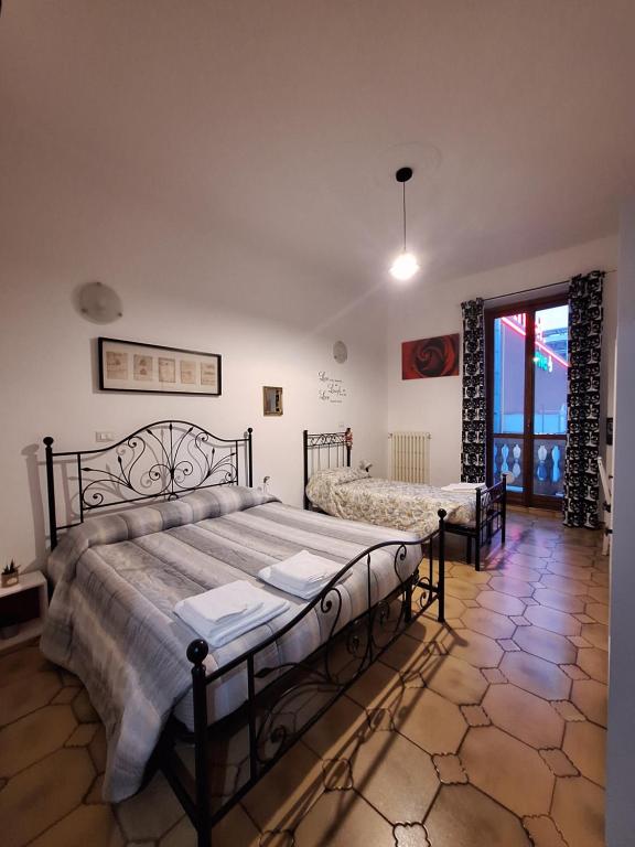 1 dormitorio con 2 camas y ventana grande en Torino Casa Maria - 2 Bedroom Apartment, en Turín