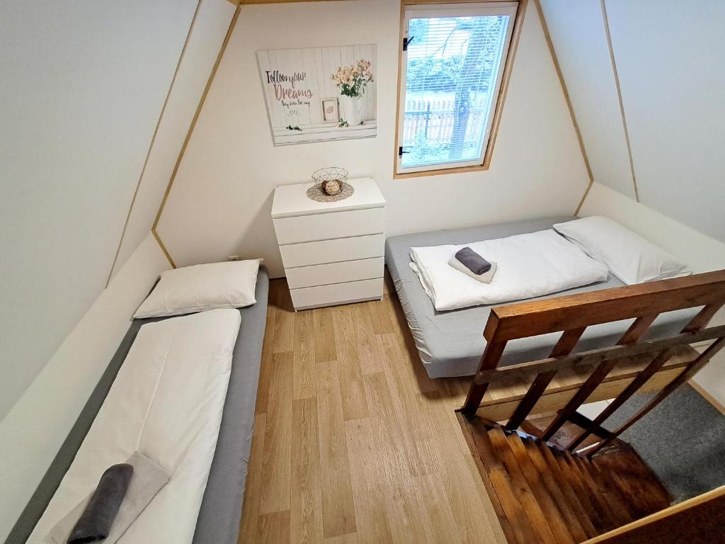 Postel nebo postele na pokoji v ubytování Chatky Lesná