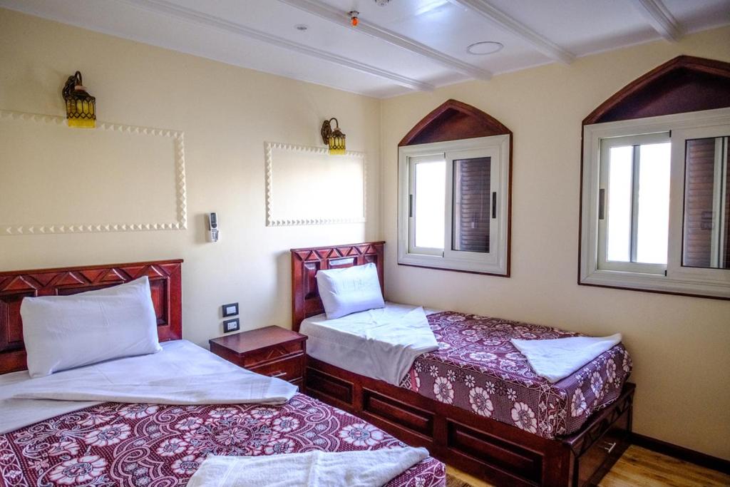 Postel nebo postele na pokoji v ubytování Dahabiya Queen Tyi II Nile Cruise