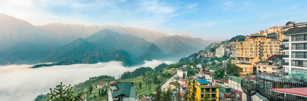 vistas a una ciudad con montañas en el fondo en Tiger Sapa hotel, en Sa Pa