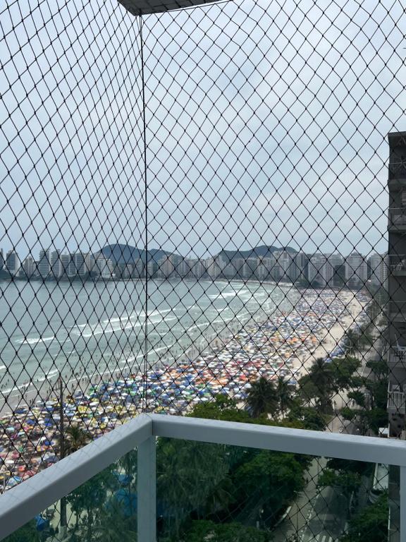 Apartamento frente mar Guarujá Pitangueiras pé na areia photo