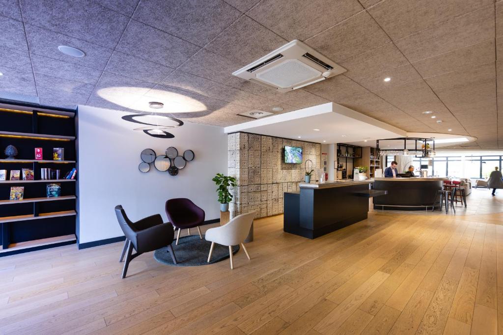 an office lobby with chairs and a desk and a counter at Campanile Limoges Centre - Gare in Limoges