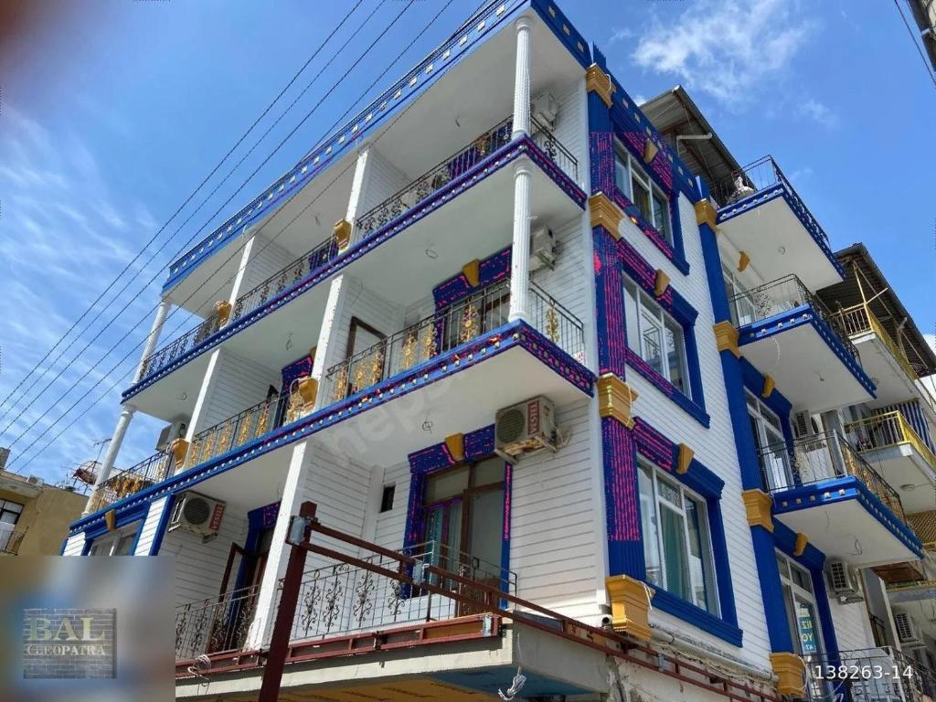 un edificio con pintura azul y blanca. en Deniz Pansiyon, en Alanya
