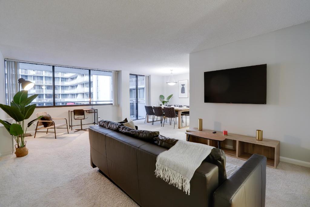 sala de estar con sofá y TV de pantalla plana en Convenient Condo Near Crystal City Metro Station, en Arlington