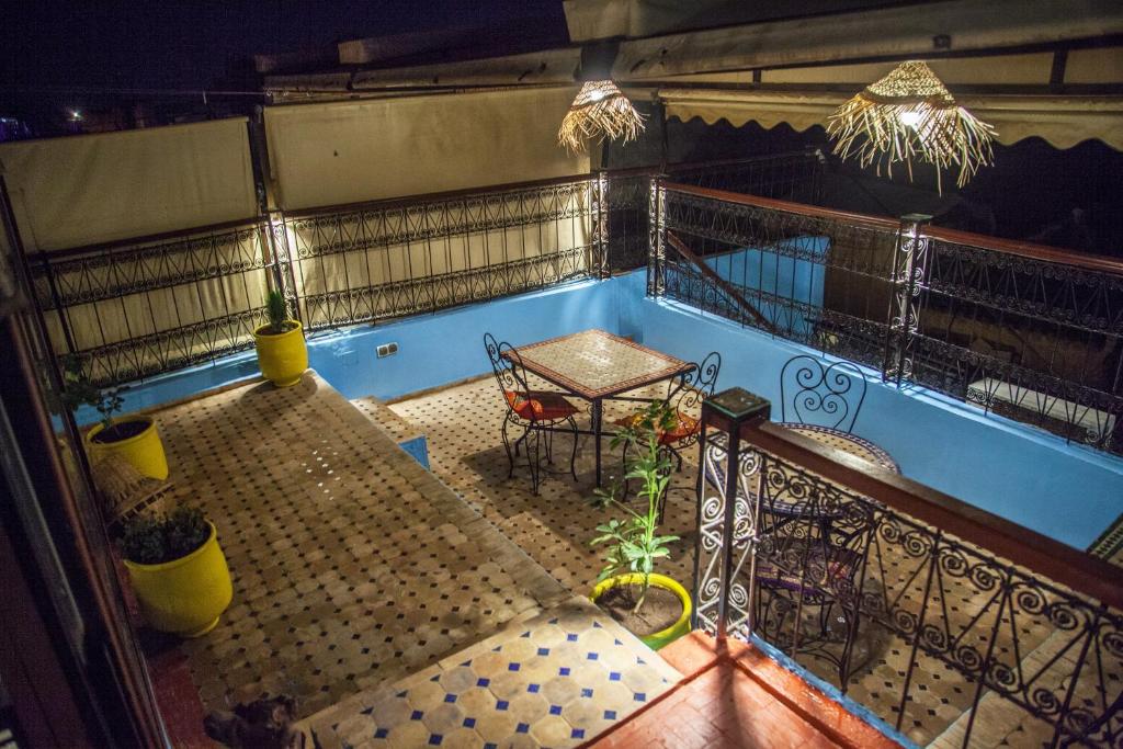 - Vistas a un balcón con mesa en Riad Merzouga, en Fez