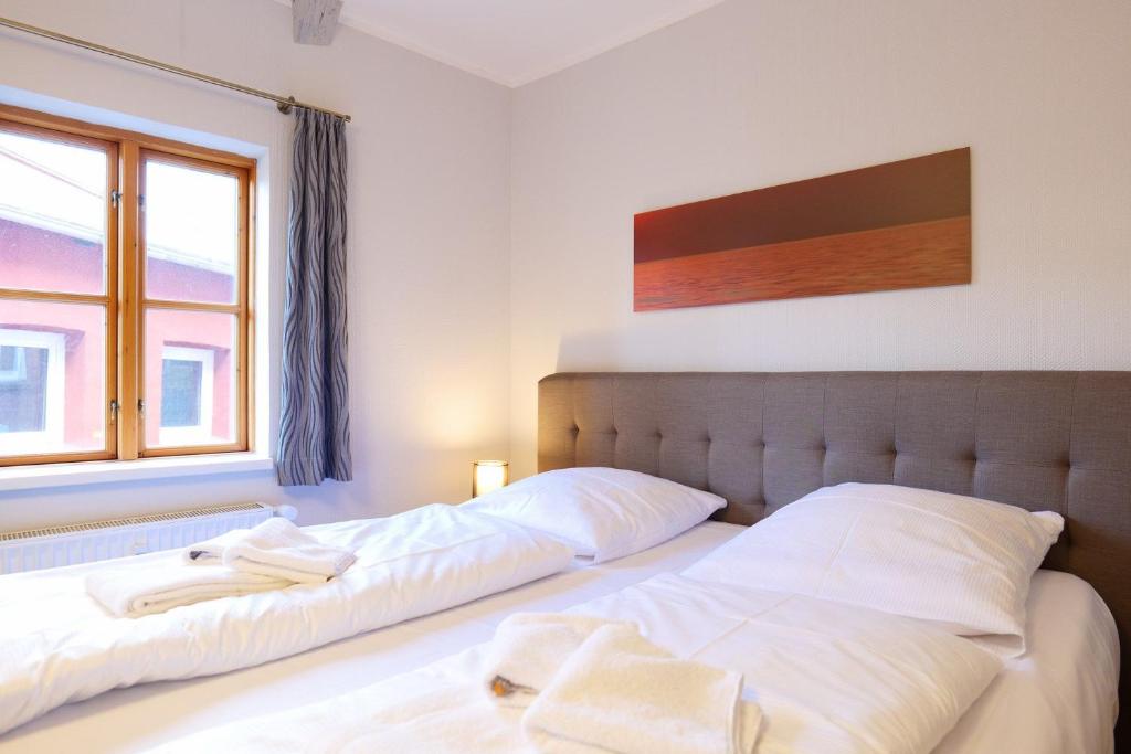 dos camas sentadas una al lado de la otra en un dormitorio en Trosse Herberge Kaffetiet - ABC233 en Wismar
