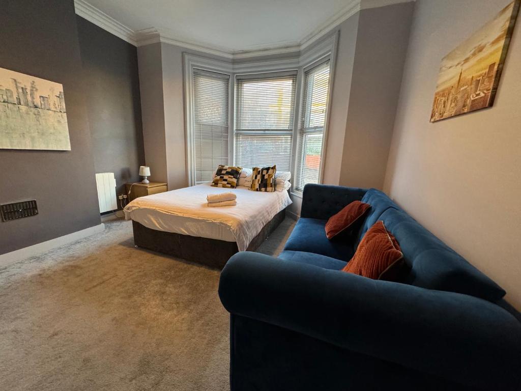 1 dormitorio con 1 cama y 1 sofá en Blackpool Townhouse, en Blackpool