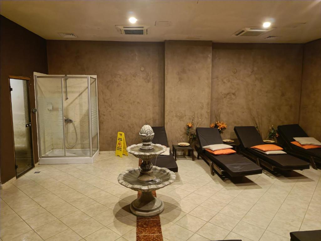 uma sala de espera com duas cadeiras e um chuveiro em Aspen Golf Resort Studio I205 em Bansko