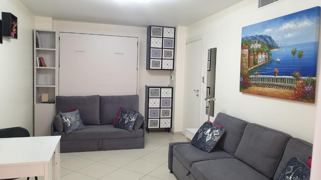 un salon avec un canapé et une table dans l'établissement Cocooning, à Menton